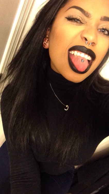 yoncewest:When ur lipstick matches ur soul :)))