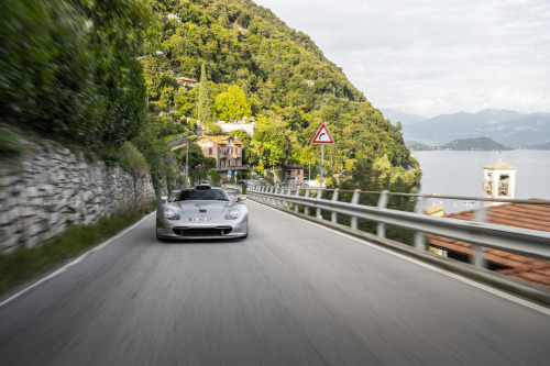 frenchcurious:Porsche 911 GT 1, près du Lac de Come, Italie. - source Porsche Museum