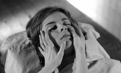 ozu-teapot:Les yeux sans visage (Eyes Without a Face) | Georges Franju | 1960Edith Scob, Juliette Mayniel