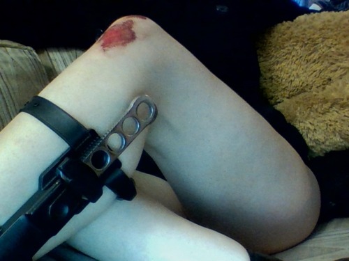 girlknives:  knives and skinned knees make me feel confident and sexy 