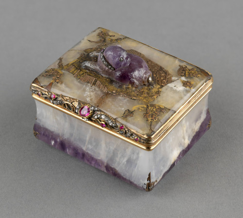 lordansketil:A rectangular amethystine hinged snuff box. Lid carved with recumbent pug in relief wit