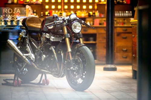 thefunkydictator: thefunkydictator:Oficina Honda CB750 RC42 fresh*