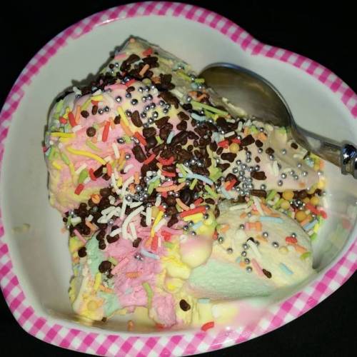 A trip back in time #rainbow #rainbowicecream #sprinkles #chocolate #icecream #cute #kawaii #pink #food #foodie #foodporn #foodieporn #foodofinstagram #foodgram #instafood #instafoodie #nothealthy