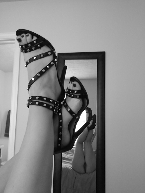 deanandlanaexploring: deanandlanaexploring: Nothing else is necessary with heels like these -Lana Sa