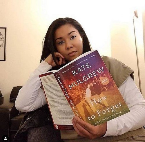 #JessicaPimentel Maria on #OITNB with ARC of #KateMulgrew’s new memoir #HowToForget #FarewellG