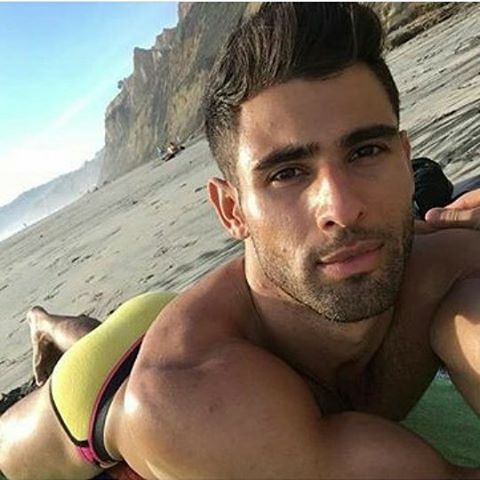 vergasgrandes:  Que rico esta este bombón mira sus fotos XXX en http://bigcockselfie.info