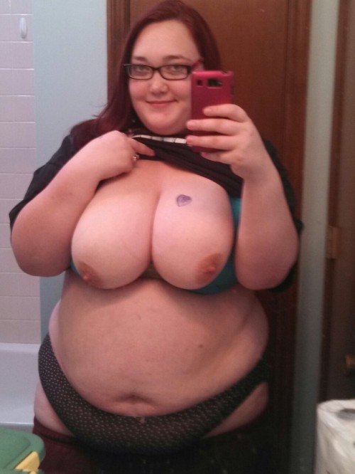 XXX The Selfie. Curvy girls do it better!… photo