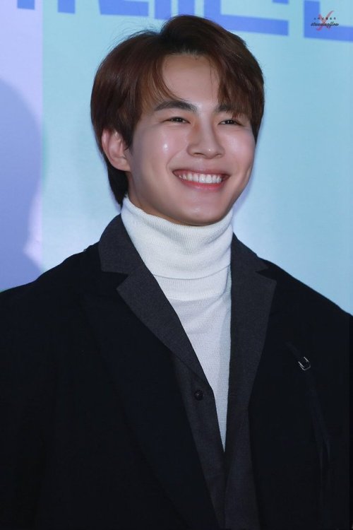 officialrovix:181107 Hongbin @ Happy Together VIP Premiere | © Stunning Flow