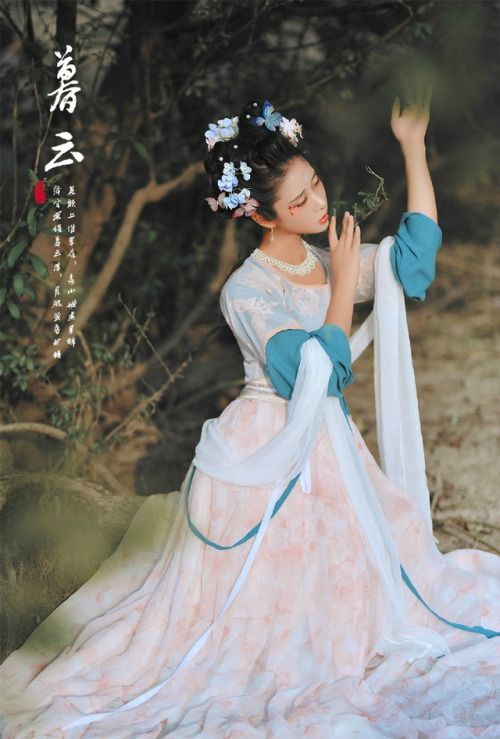 Traditional Chinese hanfu by 宇宙小航