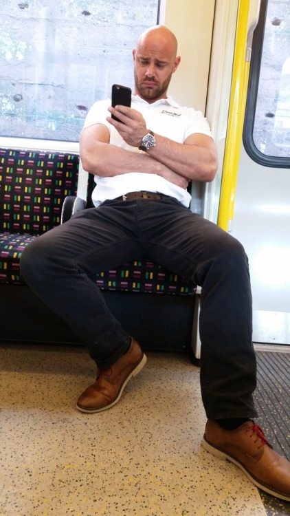 jamiewanker:  This hunk of beef on the district line