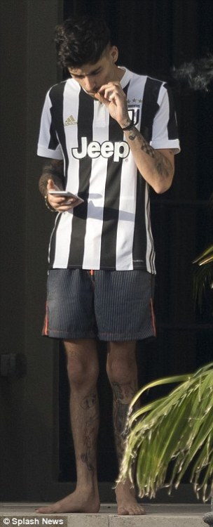 zayn malik barefoot | Tumblr