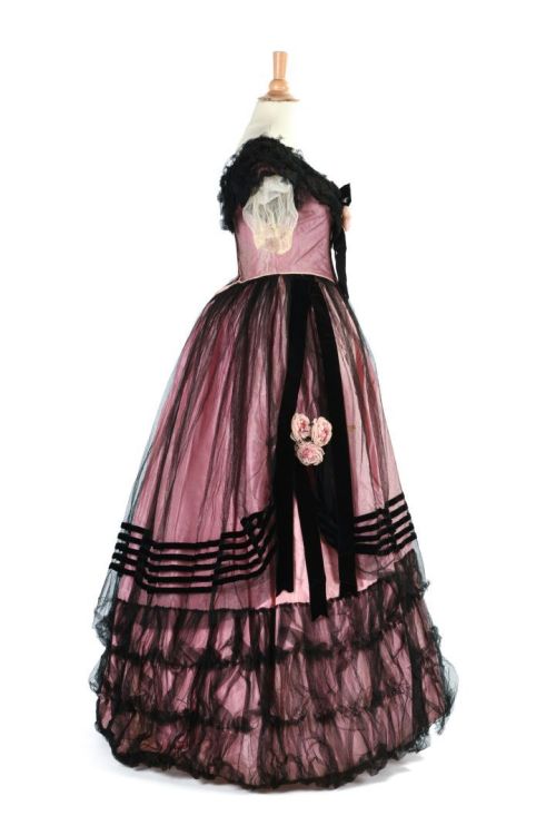 fripperiesandfobs:Evening dress ca. 1850From Enchères Sadde via Interencheres @gothiccharmsch