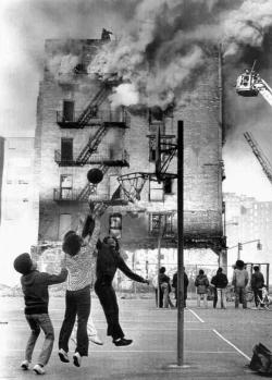 historium:Kids continue playing basketball