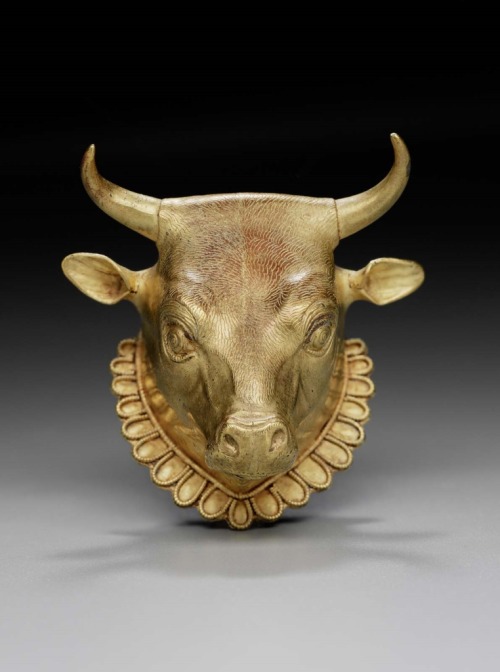 ancientjewels:Late Classical period Greek gold pendant in the form of a bull’s head. 400-330 B