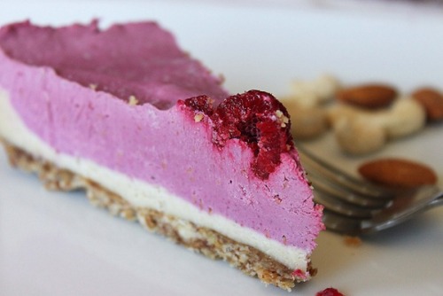 veganrecipecollection:  (via The Purple Carrot | purplecarrotkc.com: Raw Raspberry Cheesecake) 