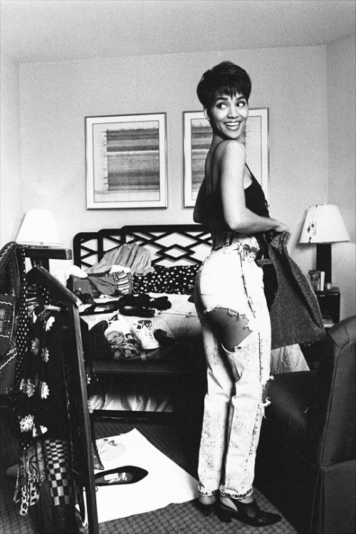 ritualoflove: Halle Berry photographed by Mario Ruiz in 1992.