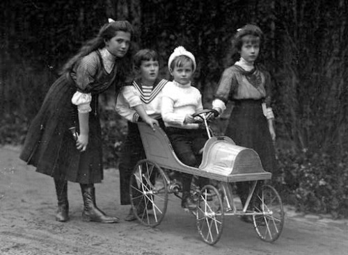 Grand Duchesses Marie and Anastasia Nikolaevna Romanov and their younger brother Tsarevich Alexei Ni