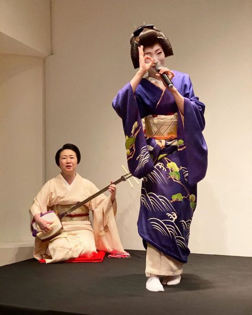 Geiko Umeha explaining Tora Tora with Geiko Ichisumi (Ichi okiya) on Shamisen(SOURCE)