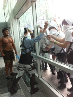 yourre-this-far-from-famous:  All the Levi cosplayers were cleaning the glass and then this other Levi cosplayer came and started cleaning on the other side. They were really determined to wash the glass 