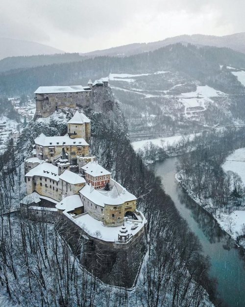 utwo:The most attractive tourist locality of the northern Slovakia is the Orava Castle lying on the 