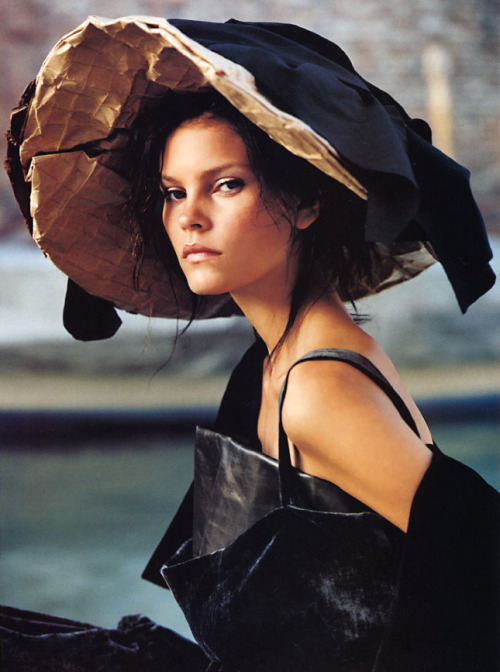 una-lady-italiana:  Elle (US) September 1999 “Venice Observed” Photography by Gilles Bensimon 