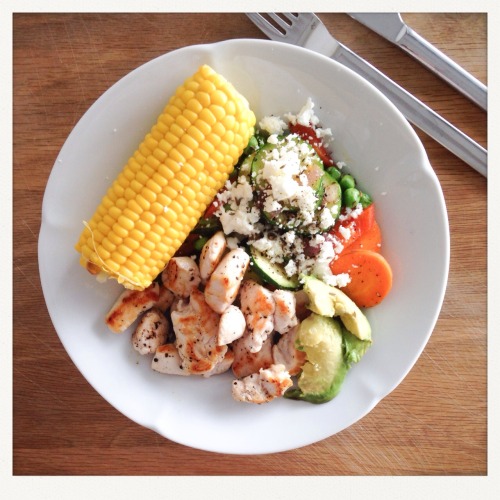 thenutaddict:  LUNCH  In macadamia oil sauteed zucchini, capsicum, green peas, carrot topped with feta cheese and caraway seeds, corn on the knob, panfried chicken and avocado