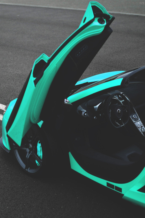 XXX envyavenue:  Tiffany Blue McLaren MP4-12C photo