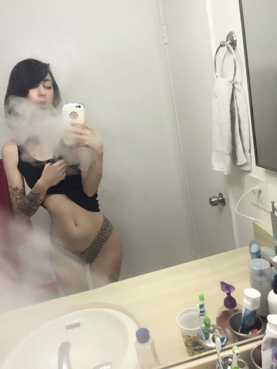 bodiesnhotties:  thebladebrokenbeauty 😙💨🍑