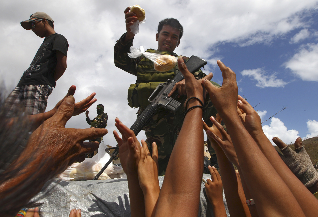 Hambre, desolación y pestes para un pueblo que empieza a enterrar a sus muertos luego del tifon que arrasó Filipinas. (AP)