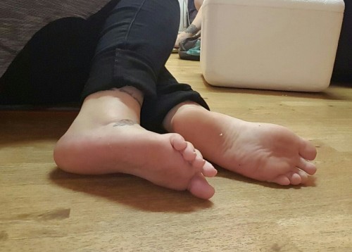 missclaryxo:  What if I told you I was bored  I love her sexy feet! @missclaryxo