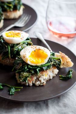 delicious-designs:  Risotto Cakes Eggs Florentine (via http://www.naturalcomfortkitchen.com)