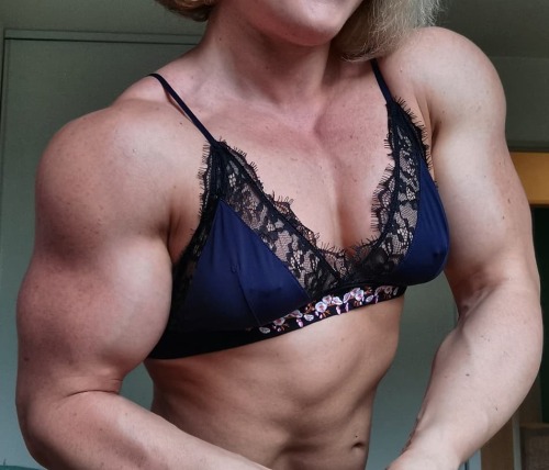 girlswithbiceps:  Girl Biceps Rock!