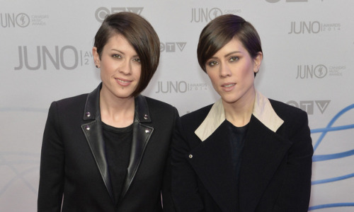 whoareyounerdo:is Sara eye fucking us on this photo, Tegan is doing the same?