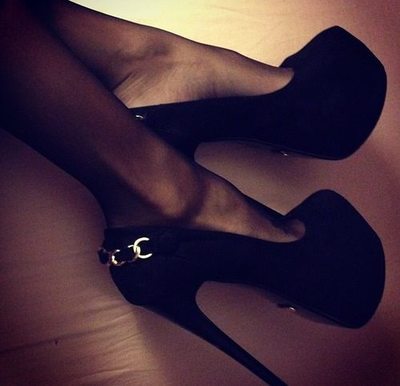 lovlikinsocks: Damn can i lick you