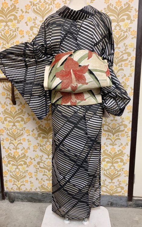 Geometrical summer kimono paired with a striking obi showing bright yuri (lily), once again a great 