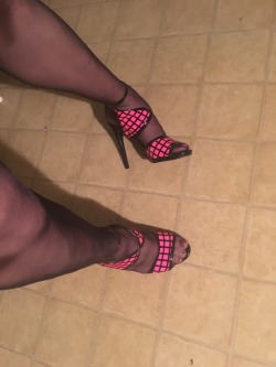 Thinking this is a much better look for a sissy cumdumpster whole like myself