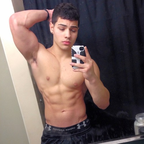 guyswithiphones-nude:  Guys with iPhones http://ift.tt/1bHkUpB