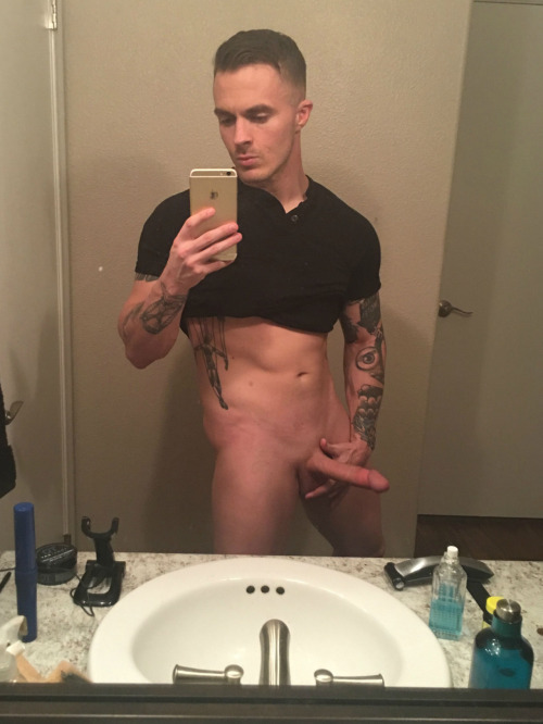 straightdudesexting:  Straight hunk adult photos