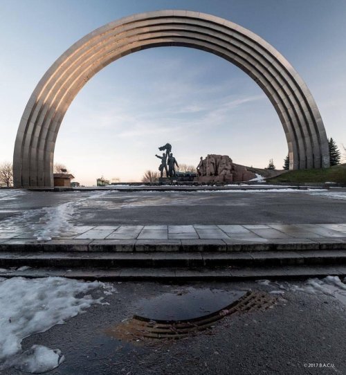 socialistmodernism:  The People’s Friendship Arch or Мonument to the reunification of Ukraine and Russia (now The arc of the Friendship of Nations ), Kyiv, Ukraine, Design/built in 1972-82. Architect: I. Ivanov, S. Mirgorodskii, K. Sidorov  Sculptor