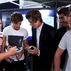 stylin-library:  Louis having trouble using the interview’s charger to charge his