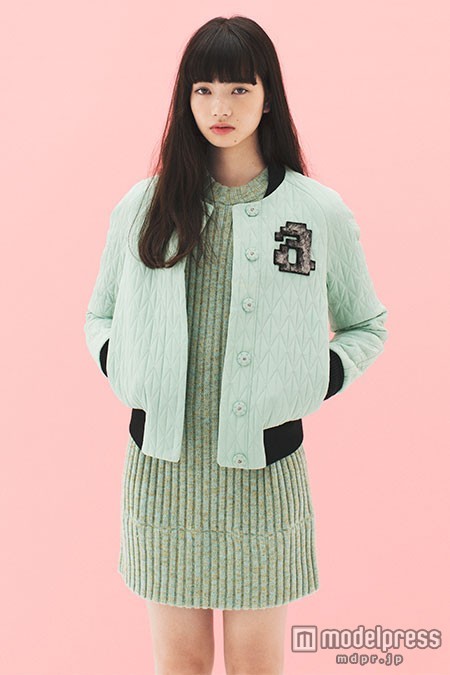(小松菜奈、アンニュイな表情で魅せる 旬の着こなしとは？ - モデルプレスから)