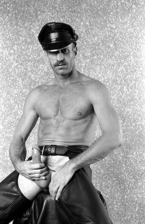 cu4xs6: for hot hairy men, muscles, leather, suits and bareback action follow me on:www.tumb