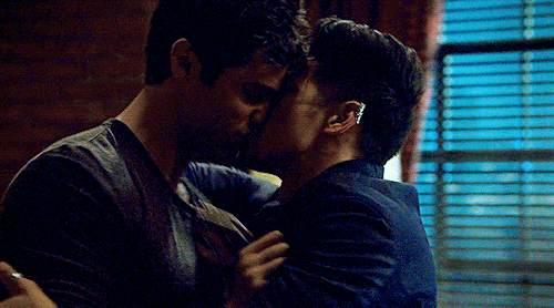 ricamora-falahee:Magnus helping Alec take off his shirt  