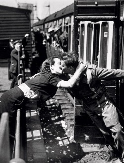 ryanandthecrew:    A soldier of the British Expeditionary Force returns home, 1940  