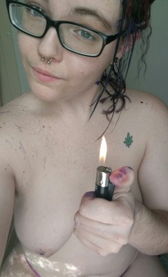 ever-ton:  I love this lighter, and I love this bong.