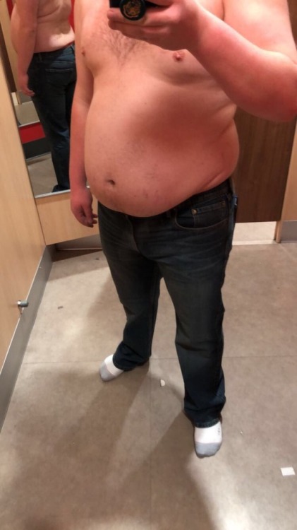 keepembloated: wellfedcollegeguy:  Had some fun in a changing room today. Tried on some 36” jeans and a S shirt (I wear  40” jeans and XL shirts 😂)  It would be fun to watch him squeeze that huge belly into those tight shirts! 