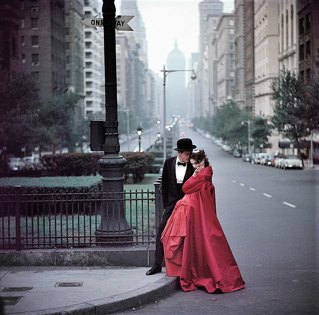 gatabella:  Gordon Parks, Evening Wraps at Dawn, New York, 1956.