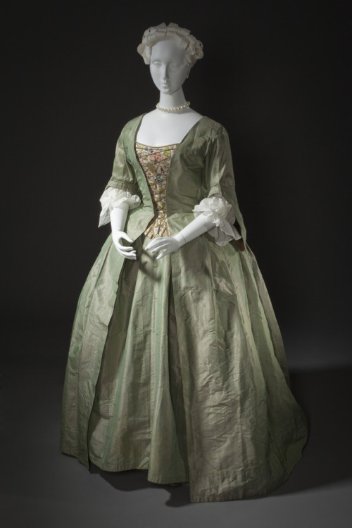 lookingbackatfashionhistory:• Woman’s Dress and Petticoat (Robe à la frança