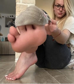 socksandfeet:As soon as your pulse returns to normal go check out the lovely Emmy!