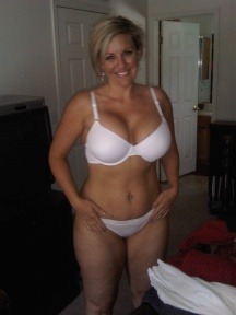 showmaturewife:  Sexy soccer mom from north Carolina
